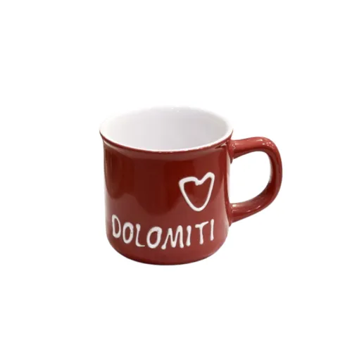 كوب سيراميك عنابي أحمر ببطانة بيضاء وطبعة قلب مع كلمة "DOLOMITI"