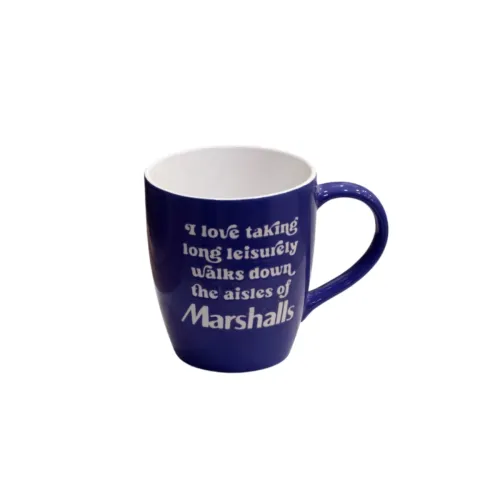 كوب سيراميك كحلي فاخر ببطانة بيضاء وطبعة نصية "I love taking long leisurely walks down the aisles of Marshalls"