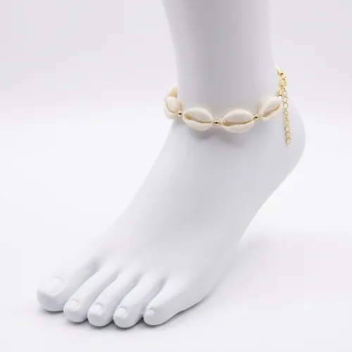 خلخال نسائي صيفي مصمم من أصداف الودع البيضاء مع تفاصيل ذهبية