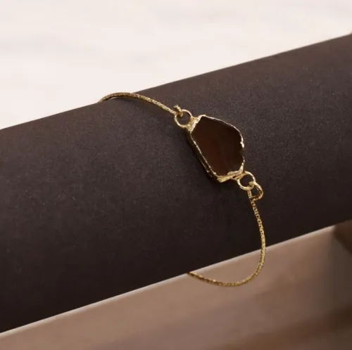 أسورة معصم ذهبية أنيقة بحجر العقيق الطبيعي الداكن (Dark Agate Slice Bracelet) وحبل مجدول مطلي بالذهب